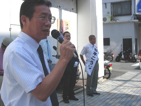 出陣式であいさつする平賀氏